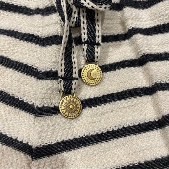 Tigerlily Knit Stripe Shorts Sz 2 Pull on Shorts Cream Stripe Shorts - Picture 2 of 8